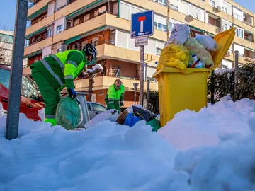 Dos operarios del servicio de recogida de basura en Madrid. Dos operarios del servicio de recogida de basura en Madrid.