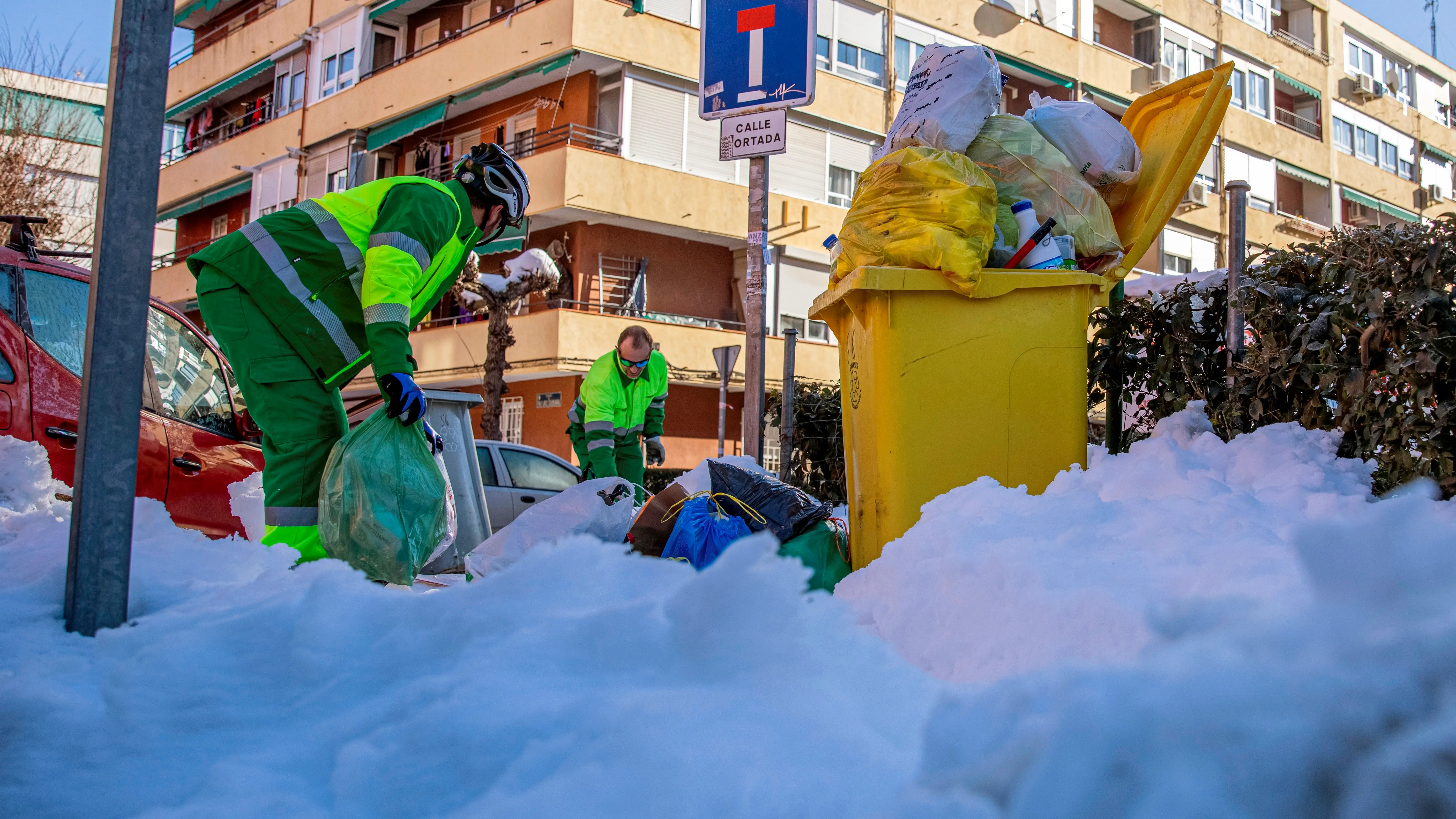 Dos operarios del servicio de recogida de basura en Madrid. Dos operarios del servicio de recogida de basura en Madrid.