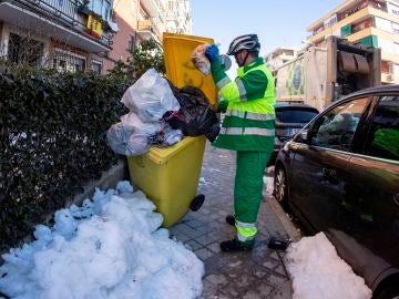 Un operario del Ayuntamiento de Madrid retira la basura.