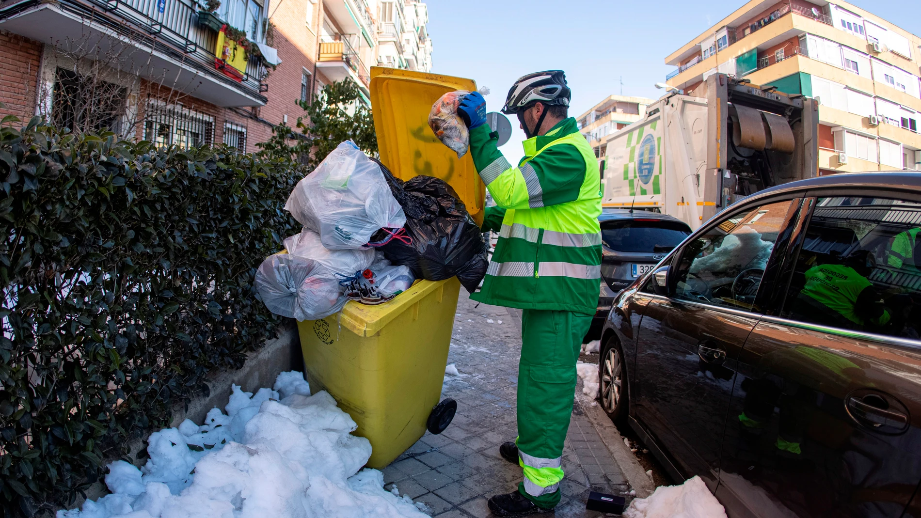 Un operario del Ayuntamiento de Madrid retira la basura. Un operario del Ayuntamiento de Madrid retira la basura.