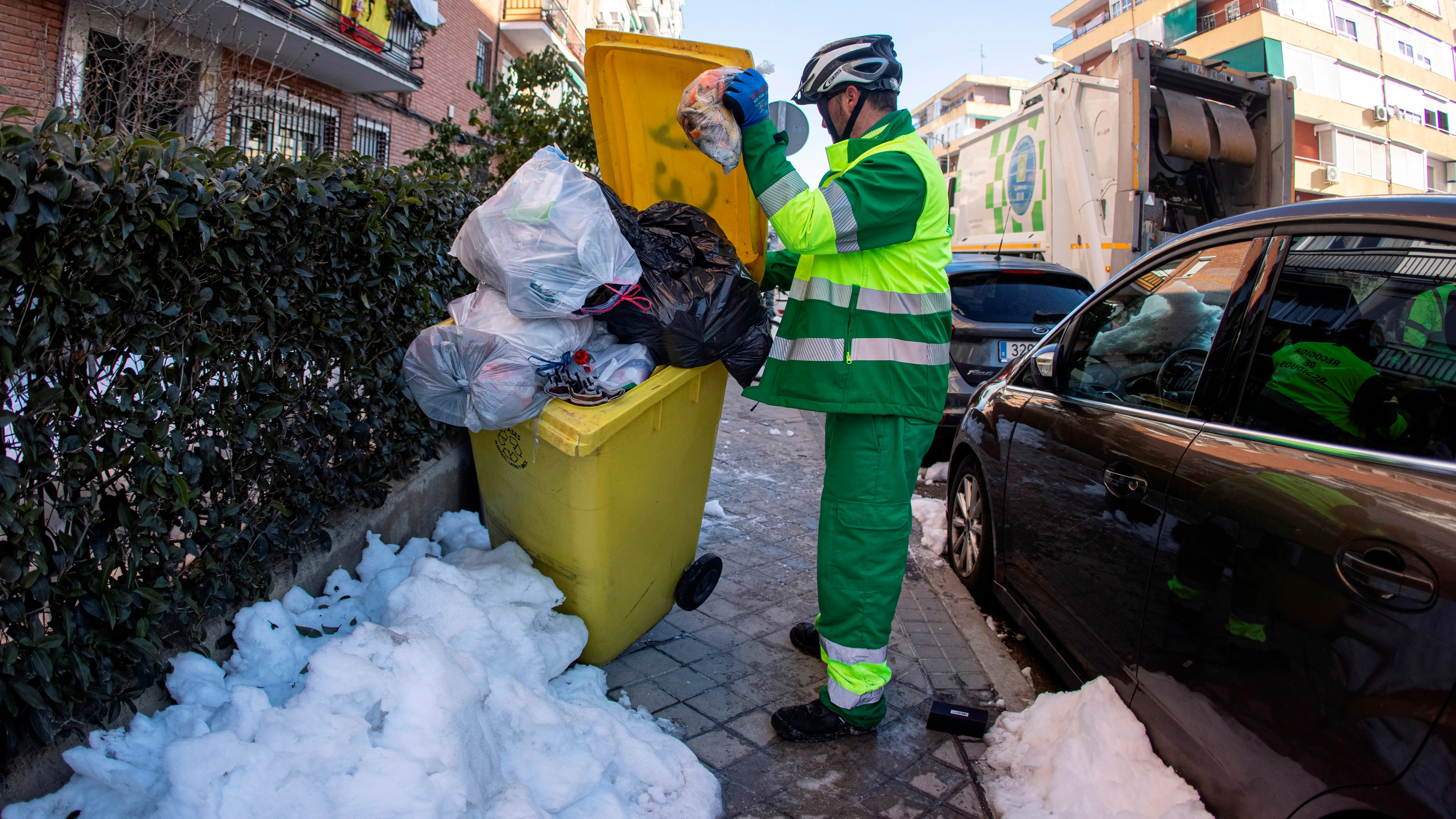 Un operario del Ayuntamiento de Madrid retira la basura. Un operario del Ayuntamiento de Madrid retira la basura.