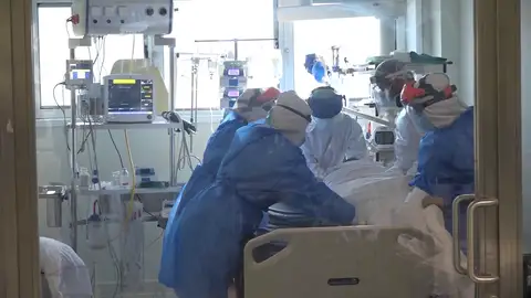 Una UCI con un paciente de coronavirus Una UCI con un paciente de coronavirus
