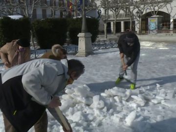 El Ayuntamiento de Torrejón reparte 7.000 palas a los vecinos para limpiar las calles tras el temporal Filomena