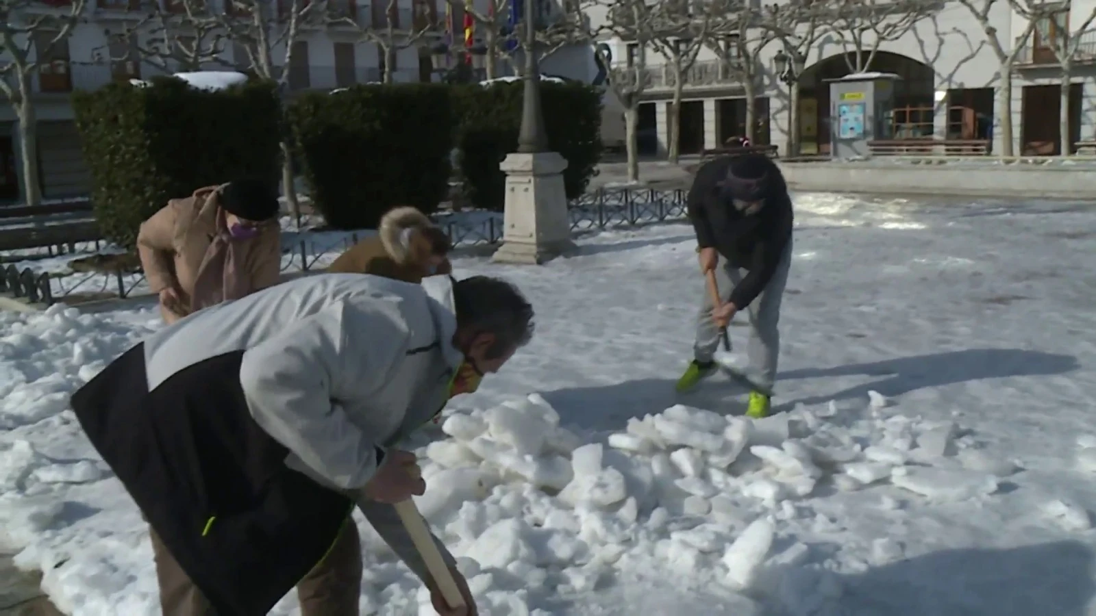 El Ayuntamiento de Torrej&oacute;n reparte 7.000 palas a los vecinos para limpiar las calles tras el temporal Filomena