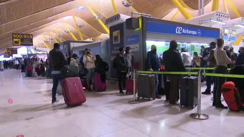 Seis días después del temporal Filomena la situación en el aeropuerto de Barajas sigue siendo caótica Seis días después del temporal Filomena la situación en el aeropuerto de Barajas sigue siendo caótica