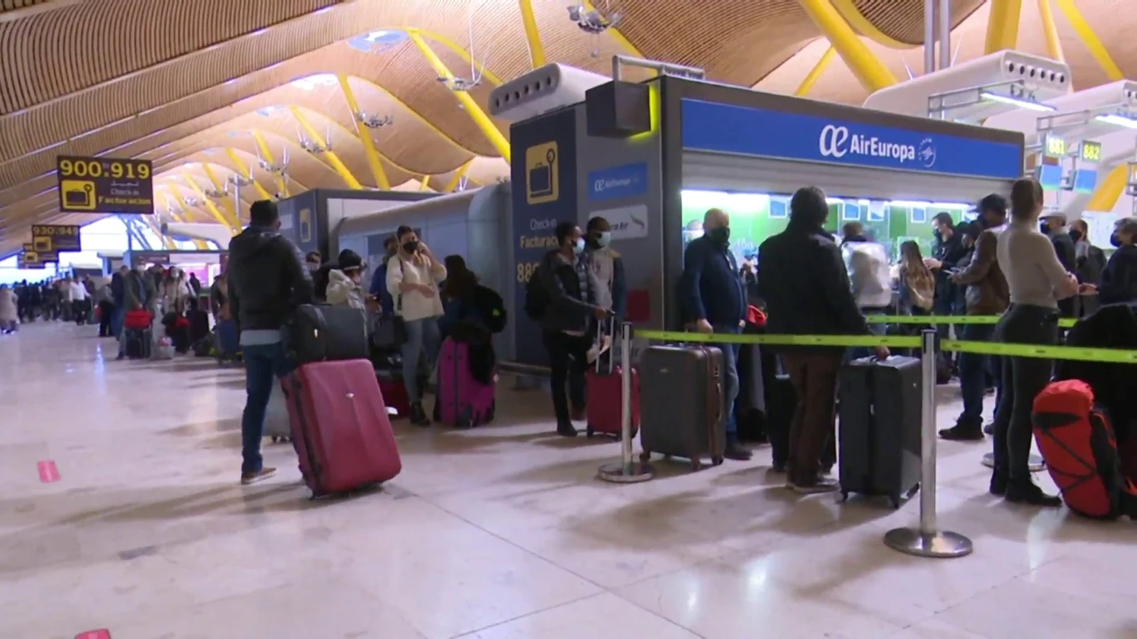 Seis días después del temporal Filomena la situación en el aeropuerto de Barajas sigue siendo caótica Seis días después del temporal Filomena la situación en el aeropuerto de Barajas sigue siendo caótica