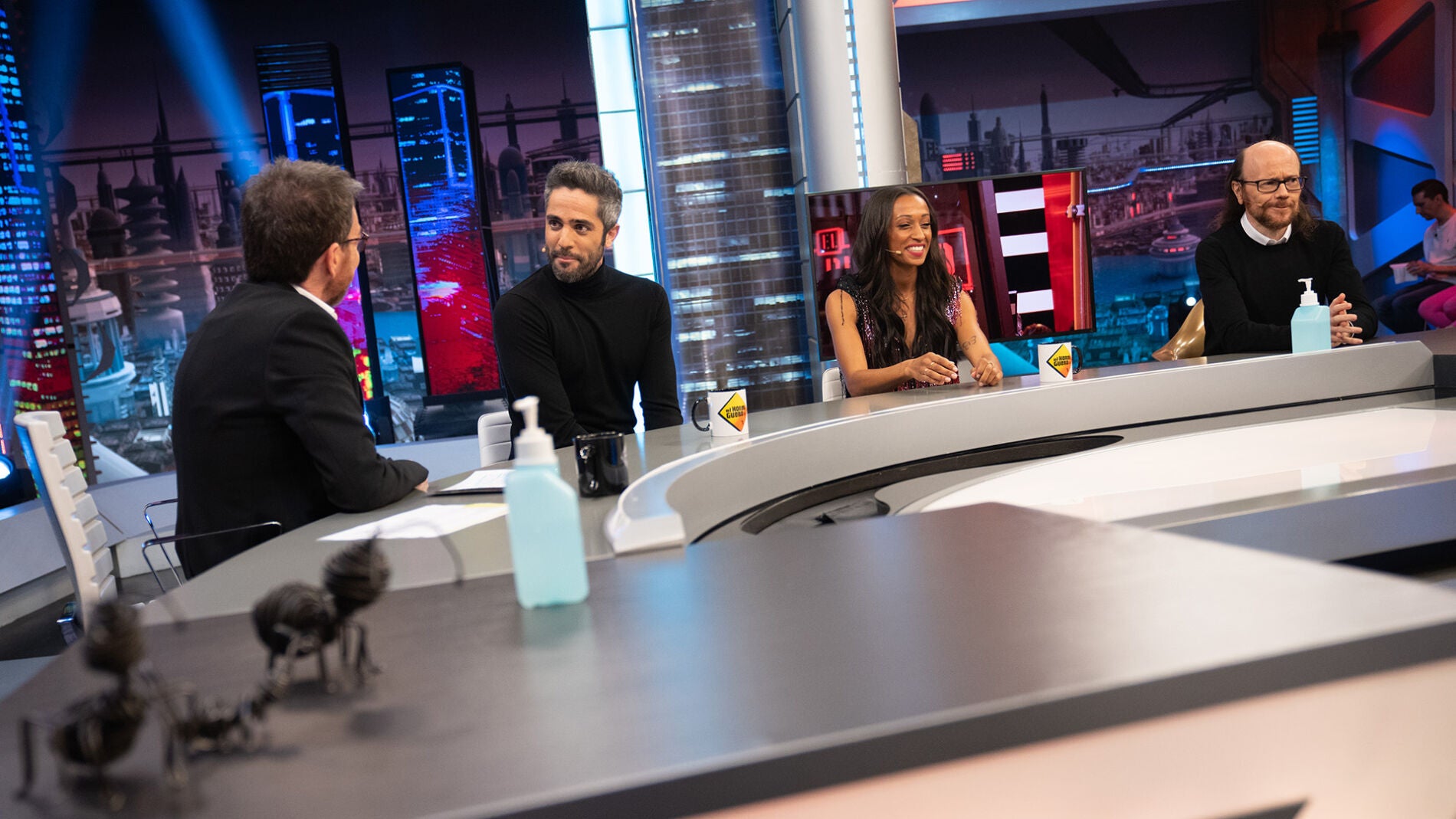 Roberto Leal confiesa la tensi&oacute;n que vive como presentador de 'El Desaf&iacute;o': "El momento de las enganchadas de los concursantes con el jurado"