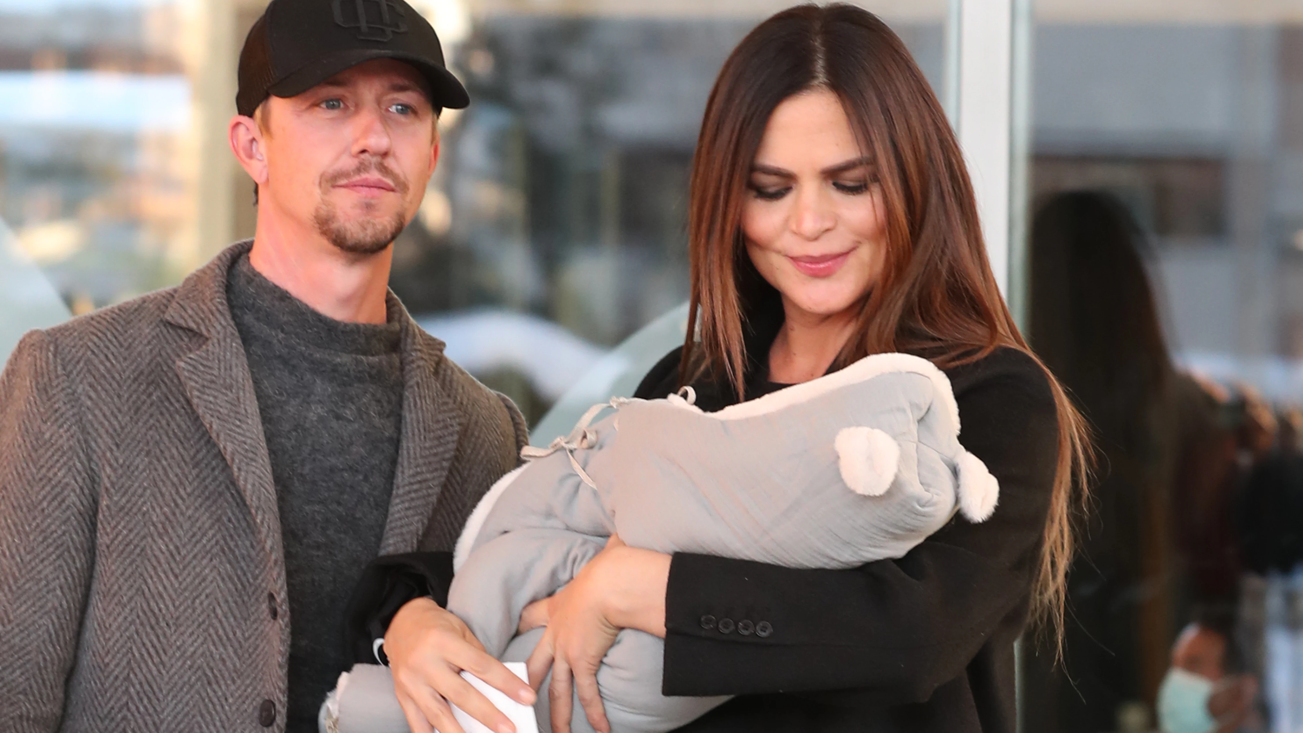 Guti y Romina Belluscio presentan a su hijo Romeo La original mantita en la que han envuelto a su bebé