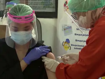 Indonesia inicia la vacunación contra el coronavirus y la prioridad son los más jóvenes Indonesia inicia la vacunación contra el coronavirus y la prioridad son los más jóvenes