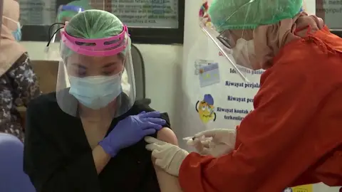 Indonesia inicia la vacunación contra el coronavirus y la prioridad son los más jóvenes Indonesia inicia la vacunación contra el coronavirus y la prioridad son los más jóvenes