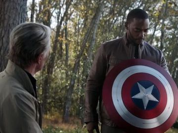 Anthony Mackie recogiendo el testigo de Capitán América en 'Vengadores: Endgame'