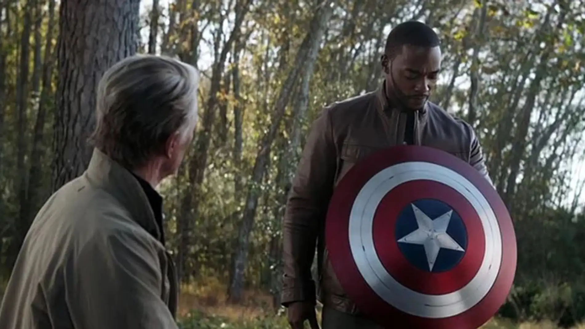 Anthony Mackie recogiendo el testigo de Capitán América en &#39;Vengadores: Endgame&#39;