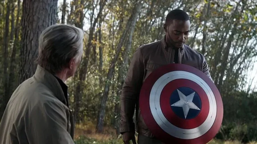Anthony Mackie recogiendo el testigo de Capitán América en 'Vengadores: Endgame' Anthony Mackie recogiendo el testigo de Capitán América en 'Vengadores: Endgame'