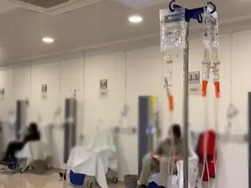 El Hospital Clínico de Málaga convierte la cafetería en un hospital de día por el aumento de hospitalizaciones por coronavirus El Hospital Clínico de Málaga convierte la cafetería en un hospital de día por el aumento de hospitalizaciones por coronavirus