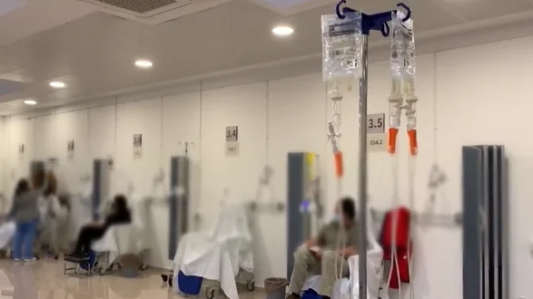 El Hospital Clínico de Málaga convierte la cafetería en un hospital de día por el aumento de hospitalizaciones por coronavirus El Hospital Clínico de Málaga convierte la cafetería en un hospital de día por el aumento de hospitalizaciones por coronavirus