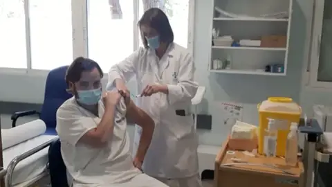 Sanitario valenciano, primero en recibir la vacuna de Moderna Sanitario valenciano, primero en recibir la vacuna de Moderna