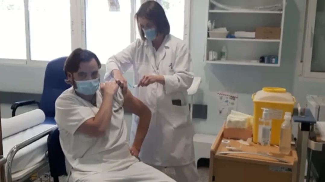 Sanitario valenciano, primero en recibir la vacuna de Moderna Sanitario valenciano, primero en recibir la vacuna de Moderna