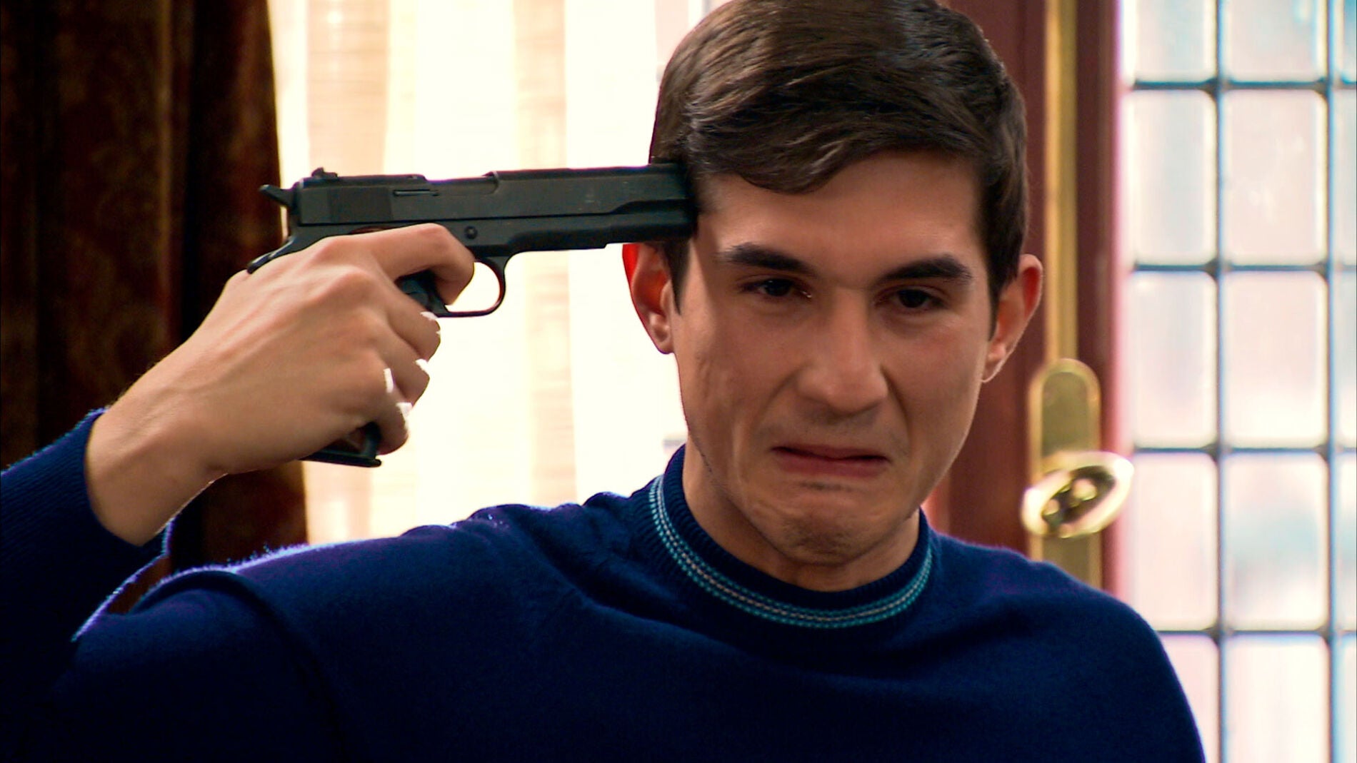 Tito, a punto de suicidarse acorralado por Manolita