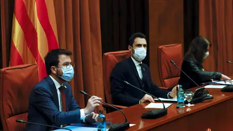 El vicepresidente de la Generalitat, Pere Aragonés, el presidente del Parlament, Roger Torrent, y la consellera de Presidencia, Meritxell Budó, durante la cumbre de gobierno y partidos catalanes. El vicepresidente de la Generalitat, Pere Aragonés, el presidente del Parlament, Roger Torrent, y la consellera de Presidencia, Meritxell Budó, durante la cumbre de gobierno y partidos catalanes.