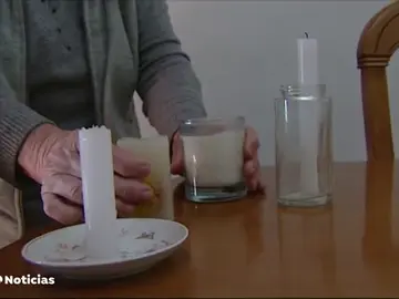 Los vecinos de un barrio de Málaga obligados a calentarse con velas por los constantes cortes de luz Los vecinos de un barrio de Málaga obligados a calentarse con velas por los constantes cortes de luz