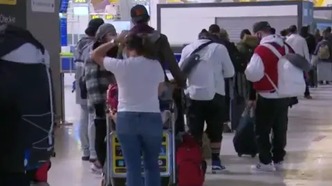 Colas en el aeropuerto de Barajas Colas en el aeropuerto de Barajas