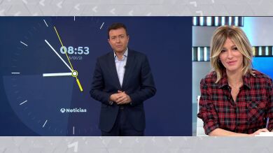 La divertida confusión de hora de Manu Sánchez al dar el paso a Susanna Griso en Espejo Público