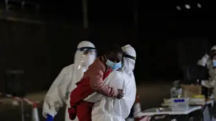 El relato de una niña de 12 años deja helados a los servicios de emergencia: Contempla cómo arrojan a su hermano al mar tras morir en la patera El relato de una niña de 12 años deja helados a los servicios de emergencia: Contempla cómo arrojan a su hermano al mar tras morir en la patera