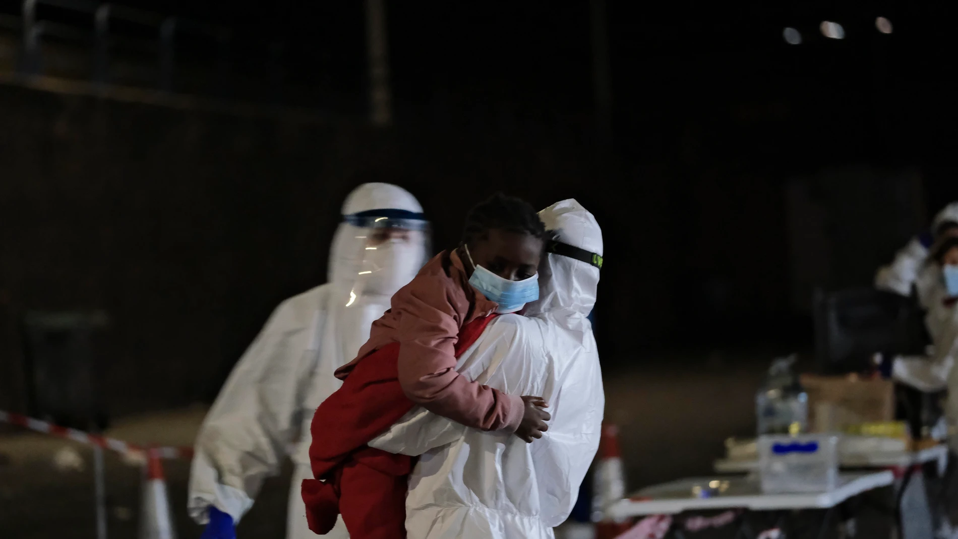 El relato de una niña de 12 años deja helados a los servicios de emergencia: Contempla cómo arrojan a su hermano al mar tras morir en la patera El relato de una niña de 12 años deja helados a los servicios de emergencia: Contempla cómo arrojan a su hermano al mar tras morir en la patera