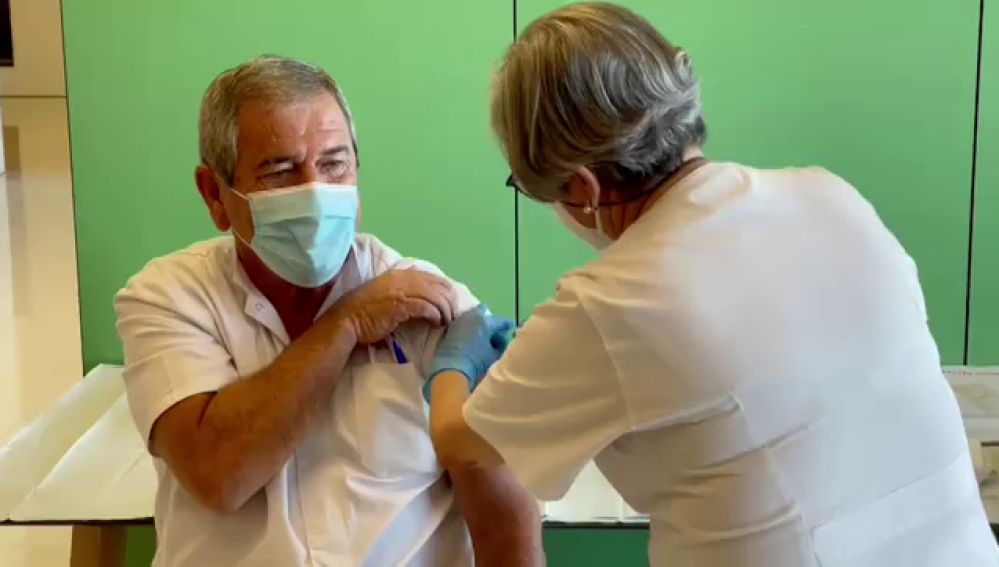 Cataluña comienza a vacunar con las primeras dosis de la vacuna de Moderna a sanitarios