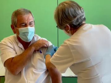Cataluña comienza a vacunar con las primeras dosis de la vacuna de Moderna a sanitarios