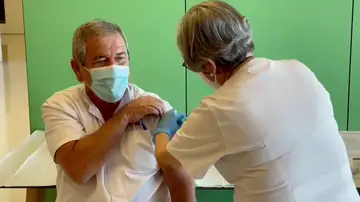 Cataluña comienza a vacunar con las primeras dosis de la vacuna de Moderna a sanitarios Cataluña comienza a vacunar con las primeras dosis de la vacuna de Moderna a sanitarios
