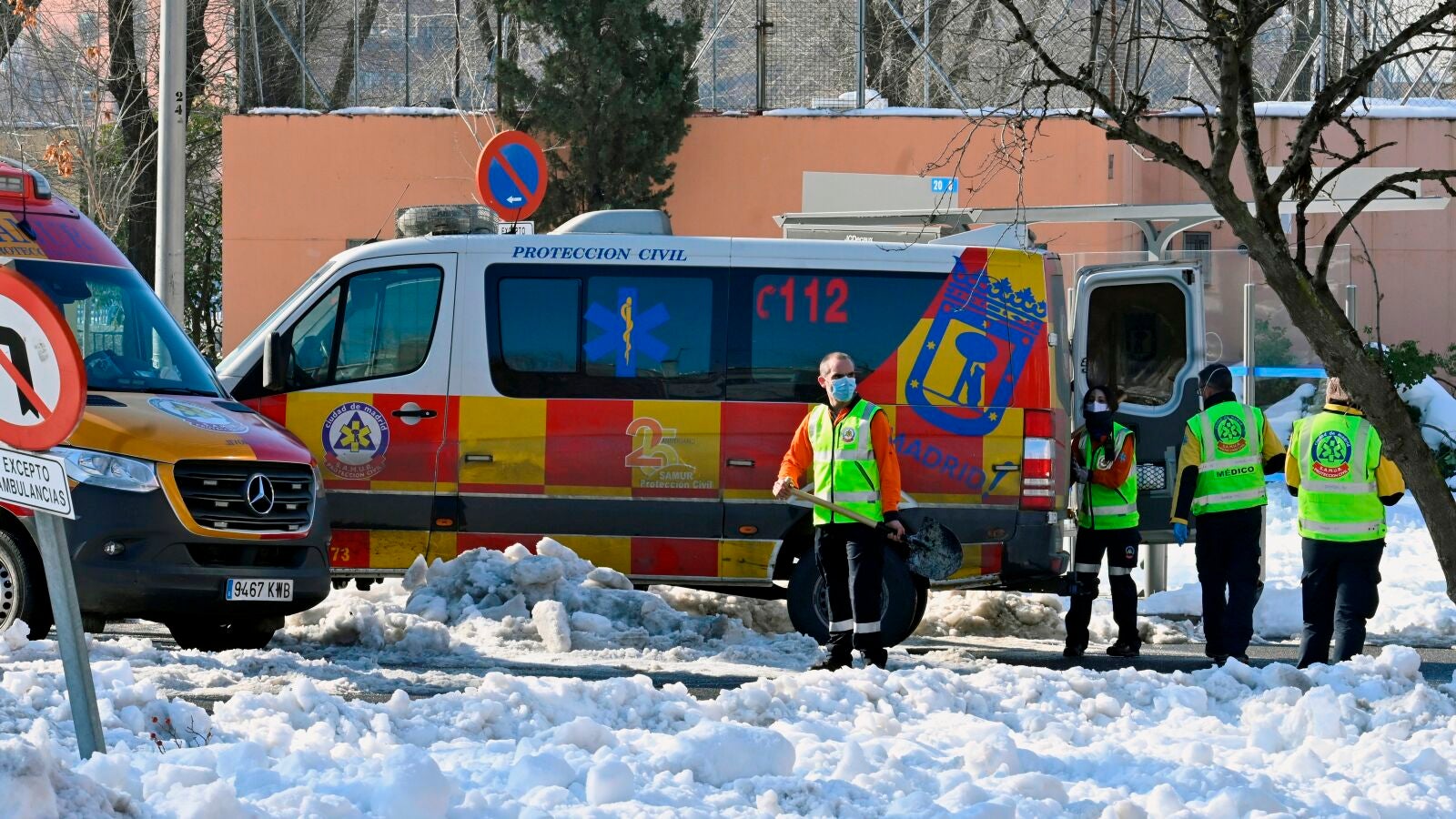 Aparece el cadáver de un hombre bajo la nieve en una calle de Madrid