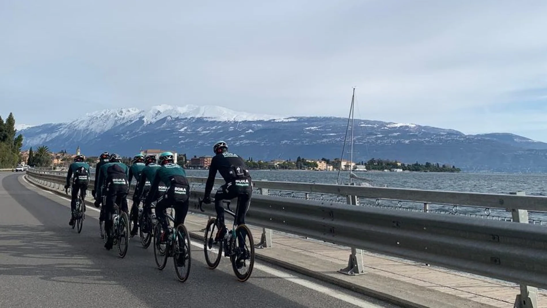 Entrenamiento de los ciclistas del Bora Entrenamiento de los ciclistas del Bora