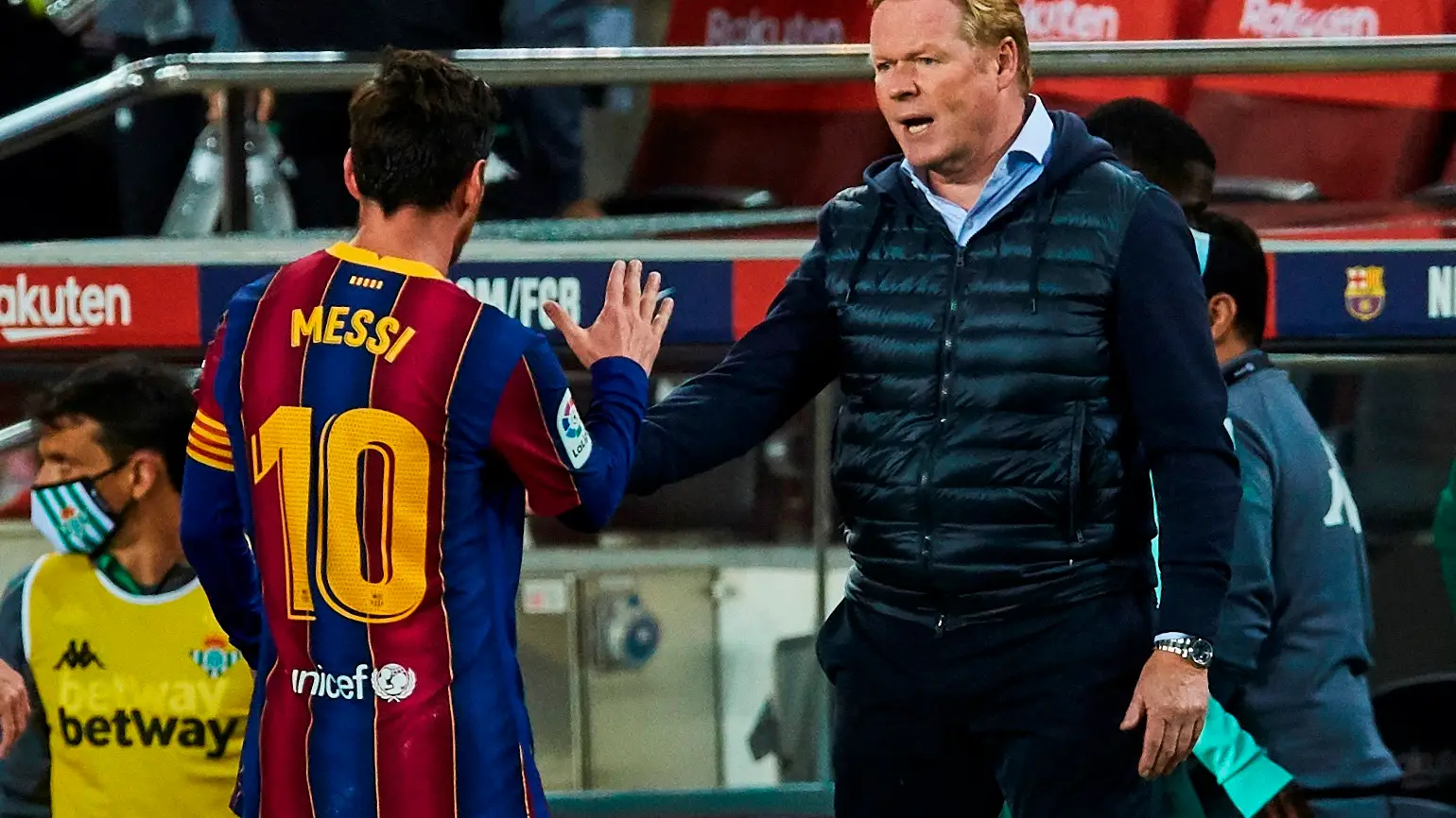 Leo Messi y Ronald Koeman, en un partido del Barcelona