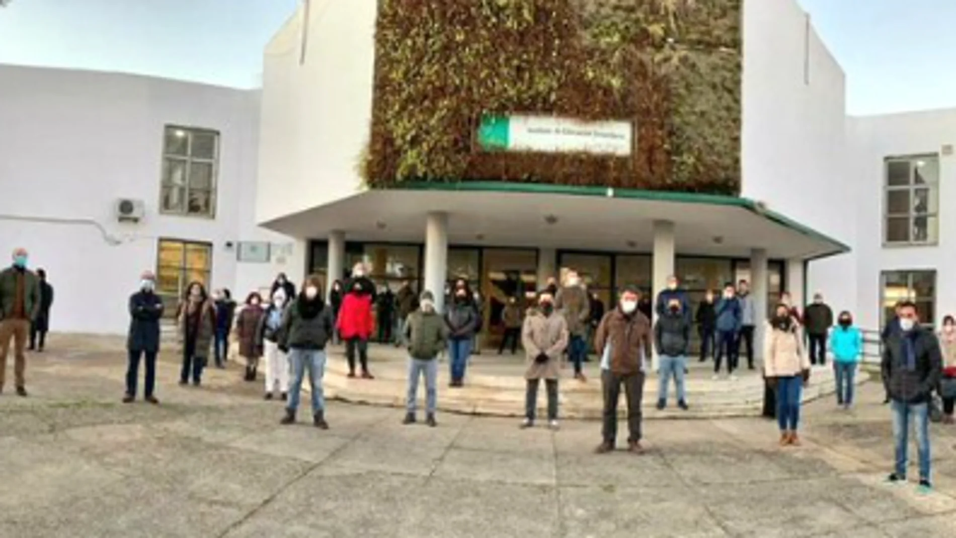 Varios alumnos agreden a un profesor de un instituto de Olivares (Sevilla) y suspenden las clases como protesta Varios alumnos agreden a un profesor de un instituto de Olivares (Sevilla) y suspenden las clases como protesta
