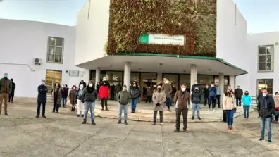 Varios alumnos agreden a un profesor de un instituto de Olivares (Sevilla) y suspenden las clases como protesta Varios alumnos agreden a un profesor de un instituto de Olivares (Sevilla) y suspenden las clases como protesta