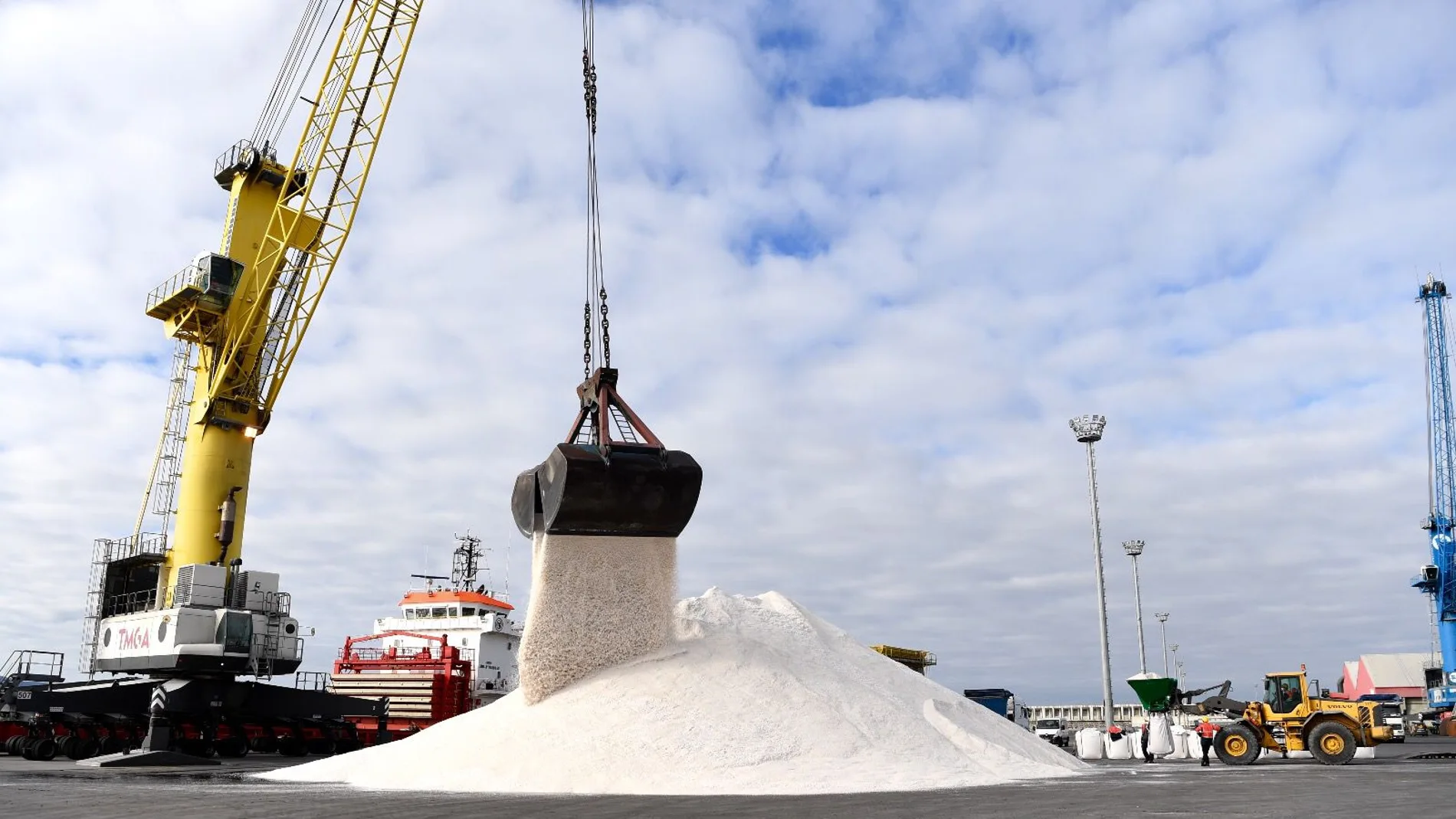 Más de 5000 toneladas llegan a A Coruña para hacer frente a las heladas del norte de España Más de 5000 toneladas llegan a A Coruña para hacer frente a las heladas del norte de España