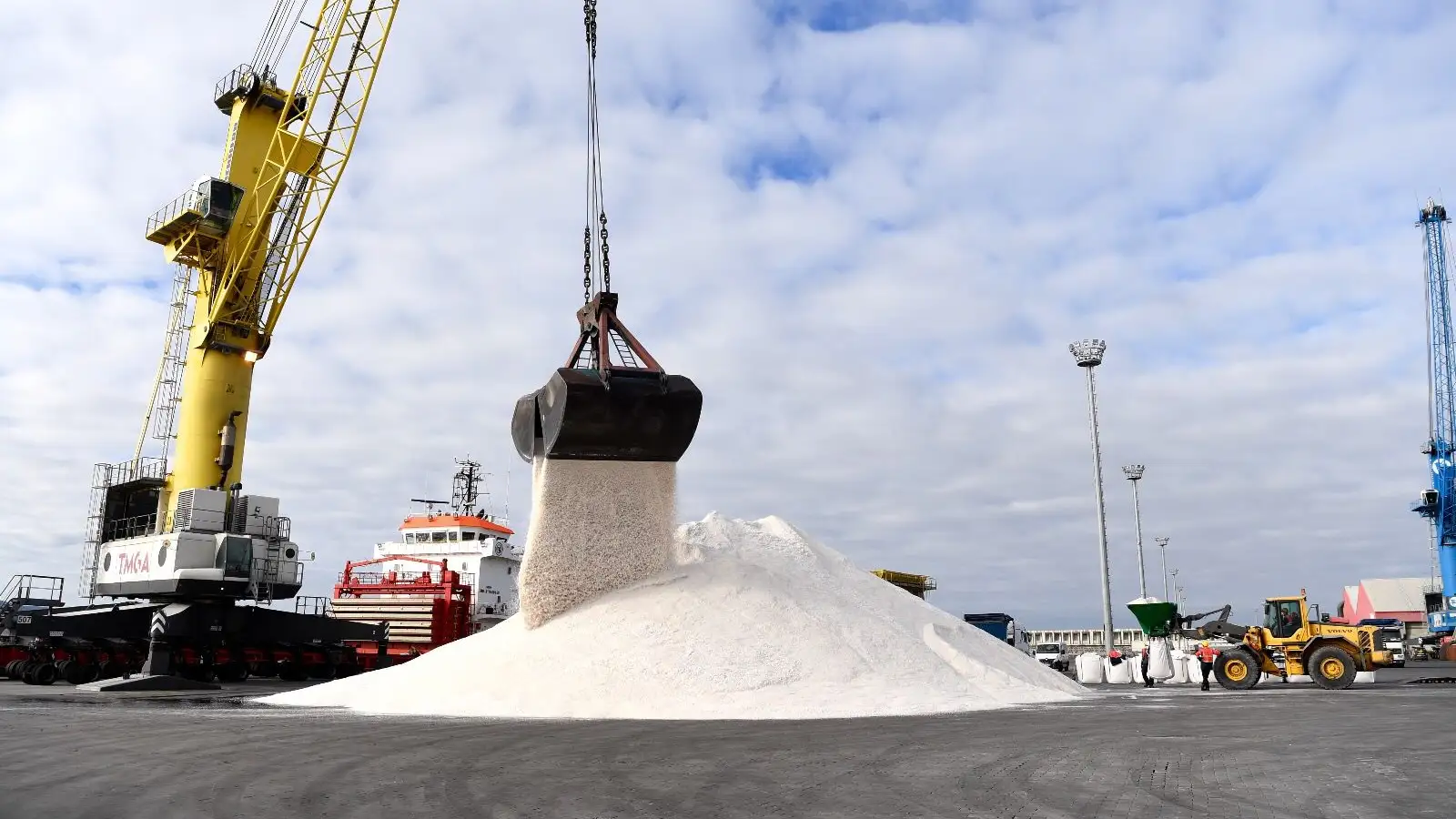 Más de 5000 toneladas llegan a A Coruña para hacer frente a las heladas del norte de España Más de 5000 toneladas llegan a A Coruña para hacer frente a las heladas del norte de España