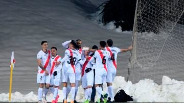 Los jugadores del Rayo celebran un gol ante el Elche
