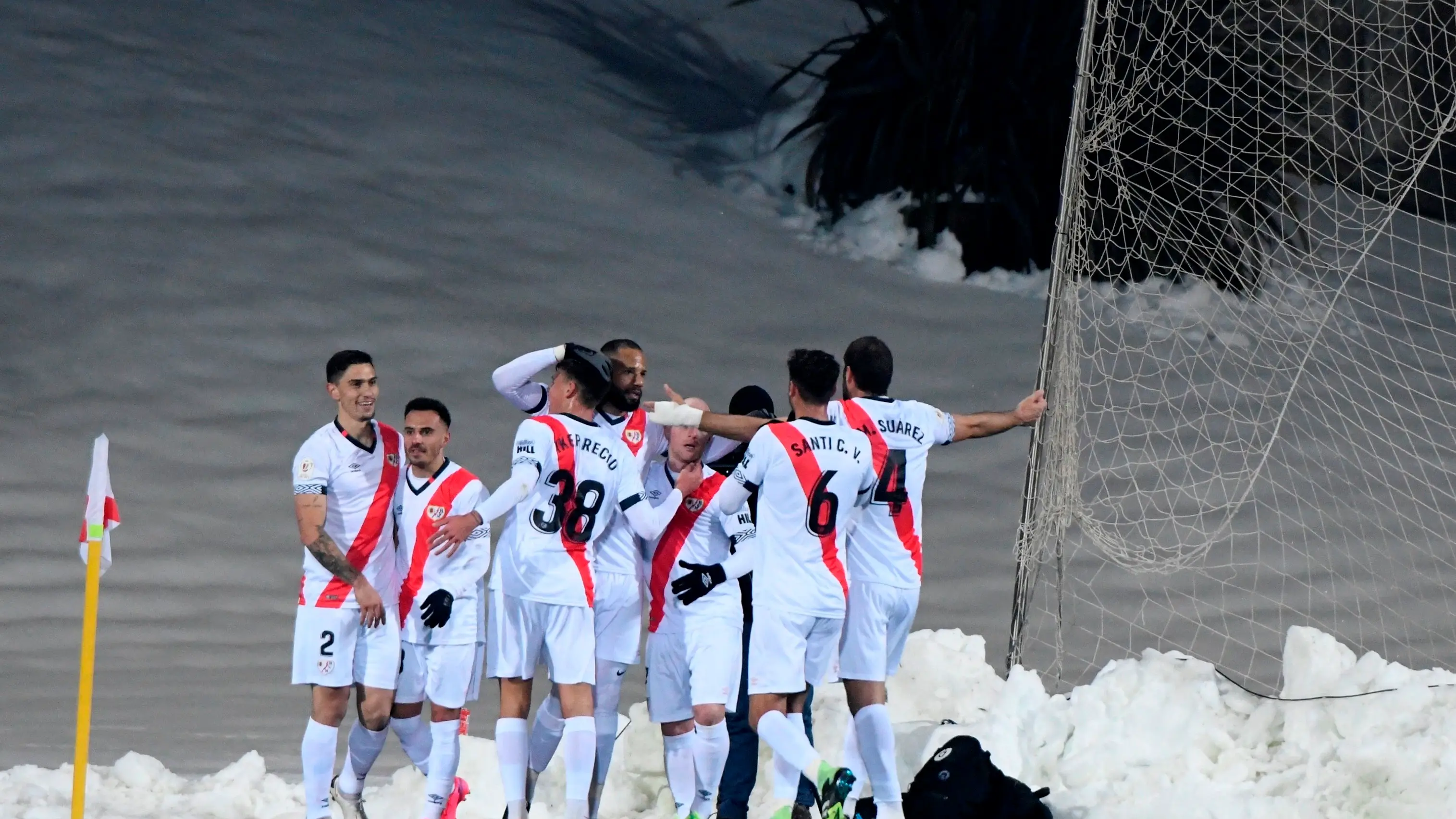Los jugadores del Rayo celebran un gol ante el Elche Los jugadores del Rayo celebran un gol ante el Elche