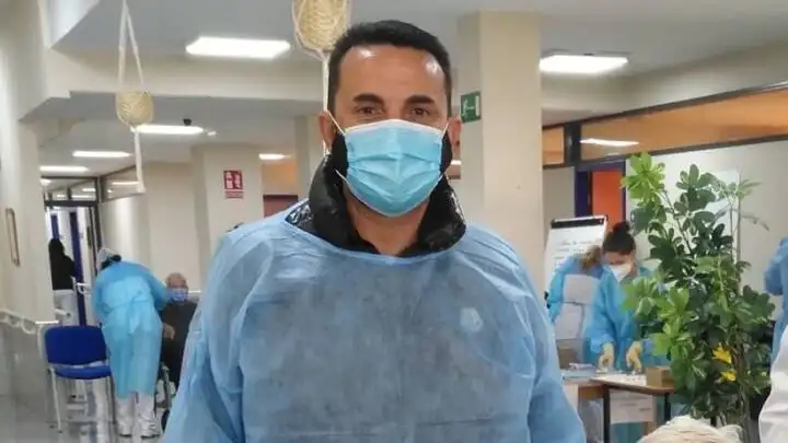 El alcalde de La Nuc&iacute;a y el concejal de Sanidad se vacunan contra el coronavirus como sanitarios