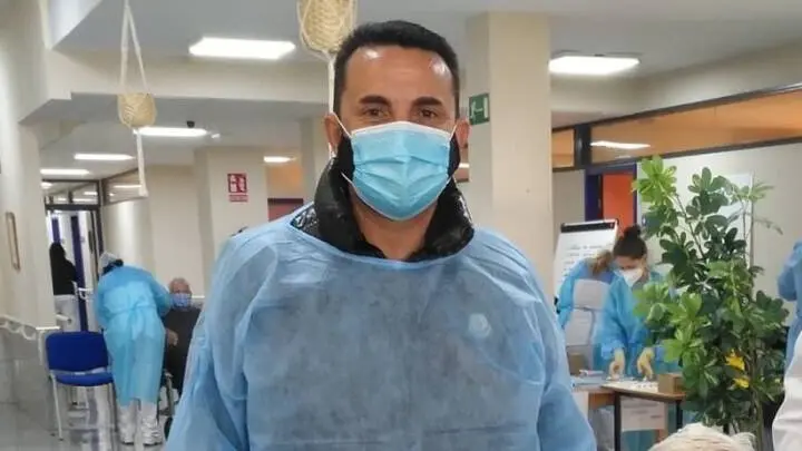El alcalde de La Nuc&iacute;a y el concejal de Sanidad se vacunan contra el coronavirus como sanitarios