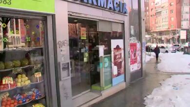 Okupa de farmacia: una mujer lleva un año intentando acceder a su farmacia pero la anterior dueña no le deja