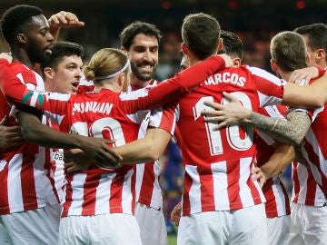 Los jugadores del Athletic celebran un gol