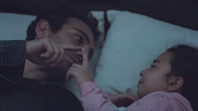 Demir, incapaz de contener las lágrimas al hacerle una promesa a Öykü