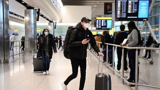 Viajeros llegando a un aeropuerto de Reino Unido
