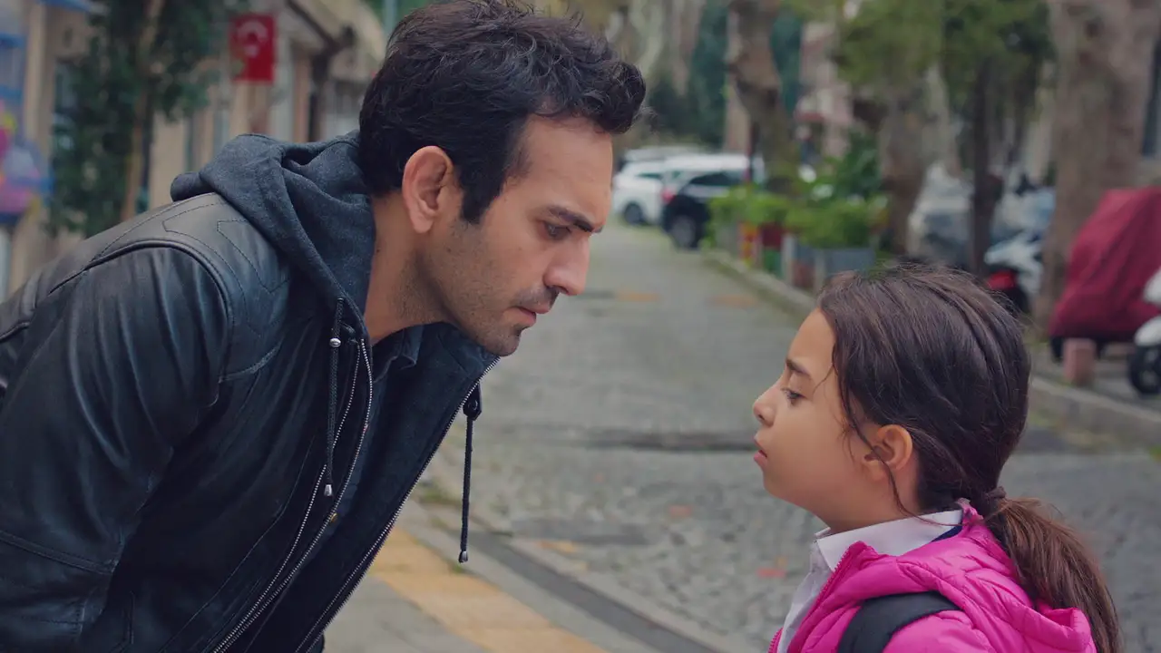 Demir, a Öykü: “¿Qué me estás escondiendo?”