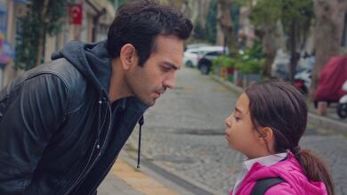 Demir, a Öykü: “¿Qué me estás escondiendo?”