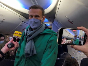 Se cumple la amenaza, el opositor ruso Navalni, aterriza en Moscú y es detenido 
