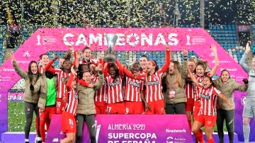 Las jugadoras del Atlético de Madrid levantan la Supercopa de España